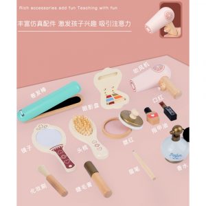 Alternative view of Wooden Beauty Accessories Set